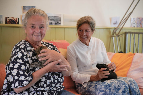 de vriendinnen mogen eindelijk ook een pupje vasthouden
