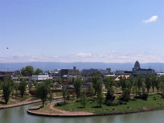 富山県立美術館屋上庭園から見た 環水公園と立山連峰