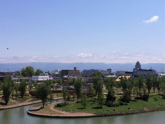 富山県立美術館屋上庭園から見た 環水公園と立山連峰