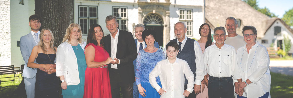 Gruppenbild- Hochzeit vor dem Herrenhaus Hoyerswort