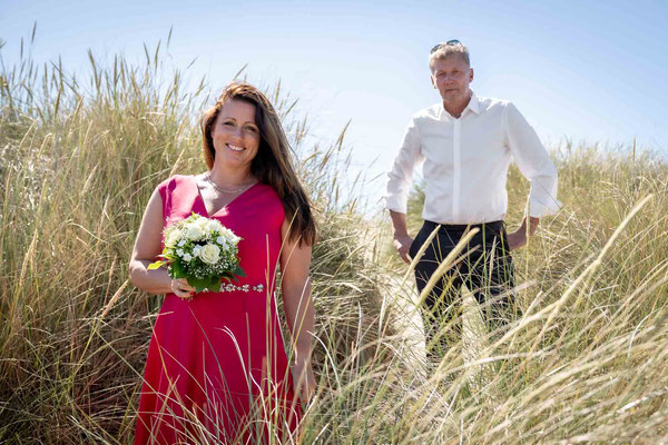 Brautpaar in den Dünen von St. Peter-Ording