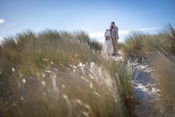 Brautpaar am Strand von St. Peter-Ording, Hochzeitsbilder am Strand, schwangere Braut, Fotograf St. Peter-Ording, Brautpaar in den Dünen