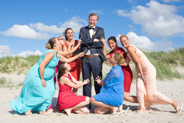 Hochzeitsfotograf St. Peter-Ording - Sektempfang und Hochzeitsbilder am Strand in Ording