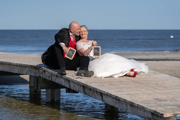 Hochzeitsfotos am Strand von St. Peter-Ording, Brautpaar auf dem Steg