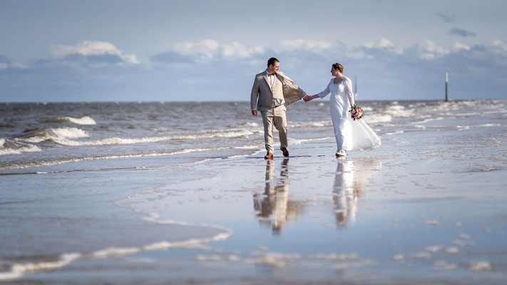 Brautpaar am Strand von St. Peter-Ording, Hochzeitsbilder am Strand, schwangere Braut, Fotograf St. Peter-Ording, Brautpaar an der Nordsee, Brautpaar in den Dünen