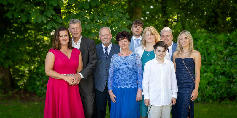 Familienbild im Garten vom Herrenhaus Hoyerswort