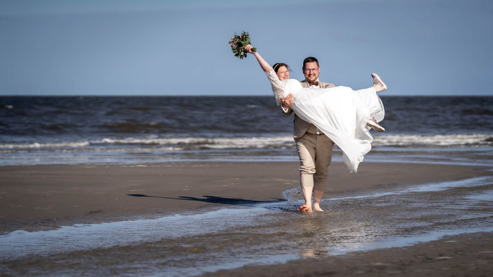 Brautpaar am Strand von St. Peter-Ording, Hochzeitsbilder am Strand, schwangere Braut, Fotograf St. Peter-Ording, Brautpaar an der Nordsee, Brautpaar in den Dünen