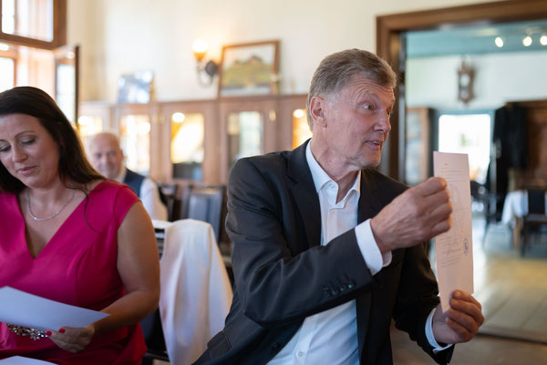 Brautpaar bei der standesamtlichen Trauung im Herrenhaus Hoyerswort