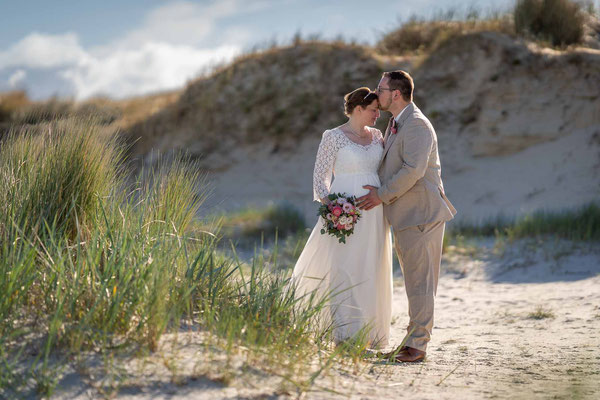Brautpaar am Strand von St. Peter-Ording, Hochzeitsbilder am Strand, schwangere Braut, Fotograf St. Peter-Ording, Brautpaar an der Nordsee, Brautpaar in den Dünen