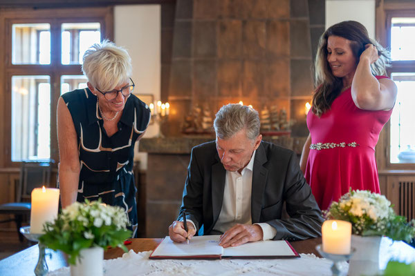 Brautpaar bei der standesamtlichen Trauung im Herrenhaus Hoyerswort - Die Unterschrift