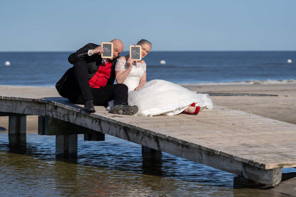 Hochzeitsfotos am Strand von St. Peter-Ording, Brautpaar auf der Brücke