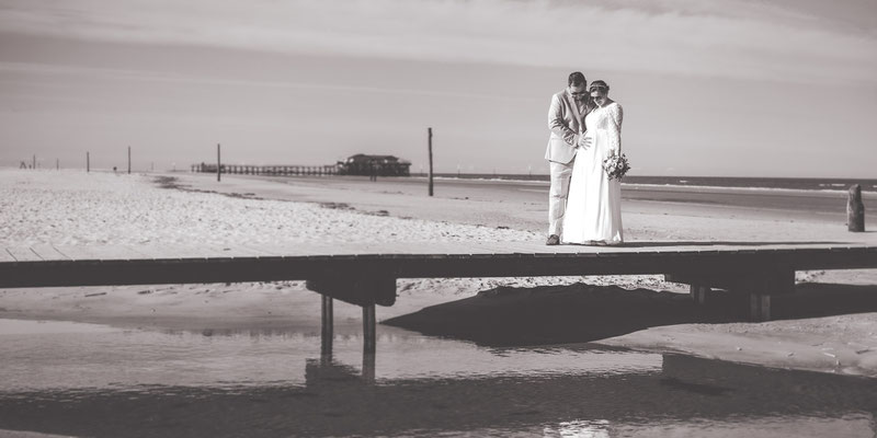 Brautpaar am Strand von St. Peter-Ording, Hochzeitsbilder am Strand, schwangere Braut, Fotograf St. Peter-Ording, Brautpaar an der Nordsee