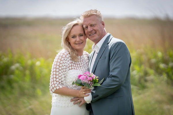 Brautpaar in den Salzwiesen von St. Peter-Ording