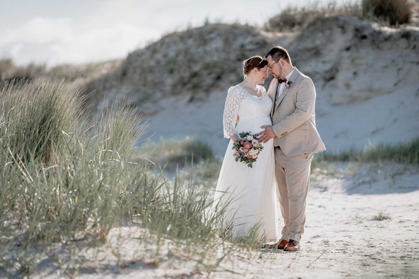 Brautpaar am Strand von St. Peter-Ording, Hochzeitsbilder am Strand, schwangere Braut, Fotograf St. Peter-Ording, Brautpaar an der Nordsee, Brautpaar in den Dünen