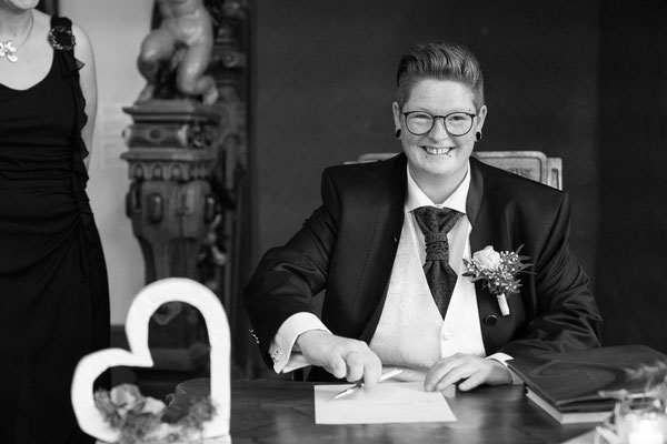 Zwei Damen geben sich im Schloss vor Husum das JA-Wort, Hochzeitsfotograf in Husum
