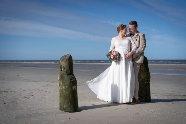 Brautpaar am Strand von St. Peter-Ording, Hochzeitsbilder am Strand, schwangere Braut, Fotograf St. Peter-Ording, Brautpaar an der Nordsee