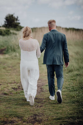Brautpaar in den Salzwiesen von St. Peter-Ording