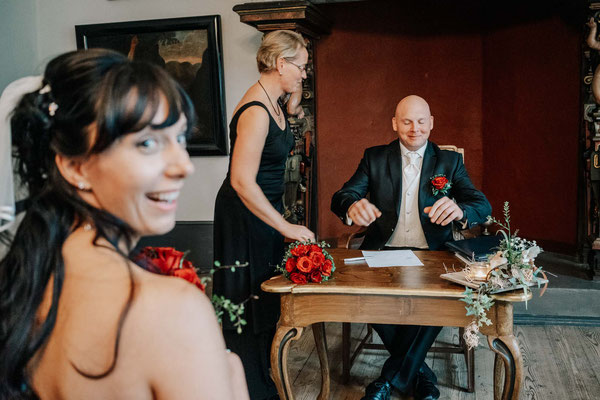 Fotograf Husum, Hochzeitsfotos im Schloss vor Husum, Standesamt Rittersaal, Bräutigam bei der Unterschrift