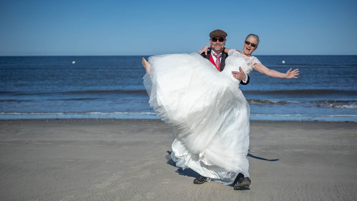 Hochzeitsfotos am Strand von St. Peter-Ording, Braut auf Händen tragen