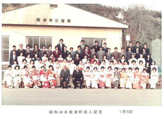 俳優協会・うたつ畚の会(もっこ)・会員+前列中央左·旧歌津青年学校梶原良雄校長:右·旧歌津町千葉雄一町長 右端石板は「第二次世界大戦の町の出征戦没者の忠魂碑」昭和35年の建立と共に撮影された「魂のこもった青春はそう安易に滅ぶものではない」ハンス・カロッサ
