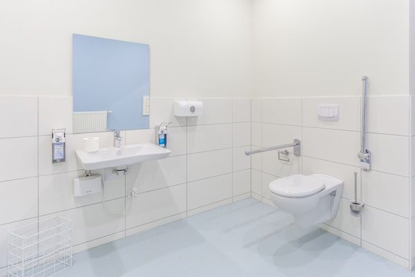 Behindertentoilette mit Wickeltisch 