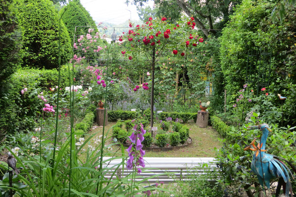 vue du patio des roses depuis le jardin d'ombre