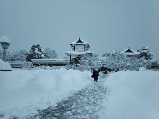 石川門へ続く雪の一本道