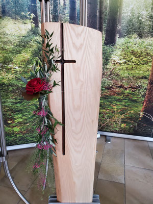 Grabbrett handgefertigt mit eingefärbtem Kreuz in der Friedhofshalle Krugzell