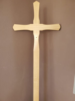 großes Grabkreuz ohne Dach für eine Erdbestattung