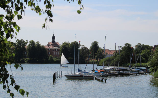 Im Hintergrund: Das Eutiner Schloss