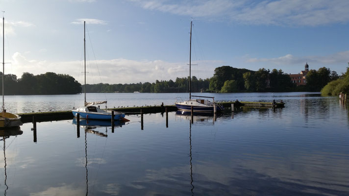 Segelverein mit Eutiner Schloss im Hintergrund