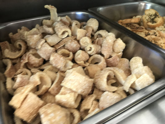 Pururuca（プルルッカ）豚の皮の揚げ物。カリカリの食感と塩味がスナック菓子のよう。【Choupana】