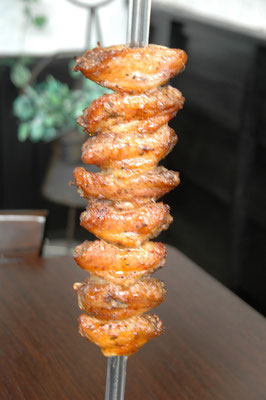 Asa（あざ）鶏手羽　秘伝のタレに漬け込み、炭火で皮をぱりっと焼き上げた手羽は大人気【Choupana】