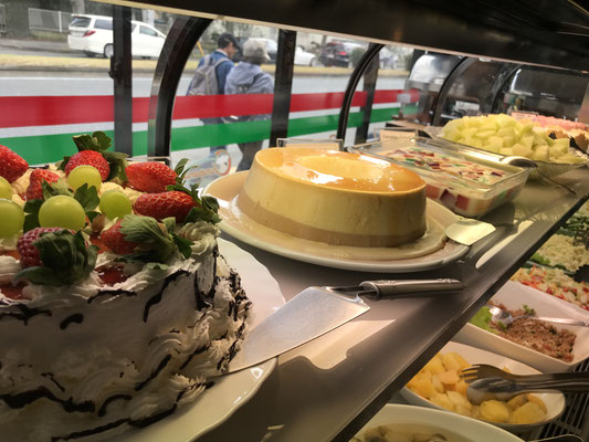 ガラスのショーケースの中にデザートが並びます【Choupana】