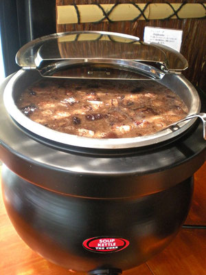 Feijoada（フェイジョアーダ）は黒い豆と豚足、豚のしっぽなどを煮込んだコラーゲンたっぷりの料理。ごはんに掛けるのがブラジル流。【Choupana】