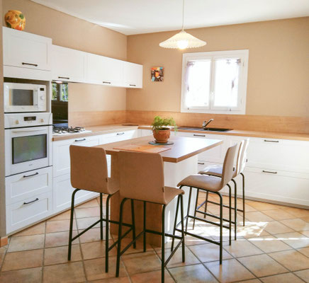 Cuisine millésime blanc mat à Pierrefeu Du Var et plan de travail chêne Du Jura