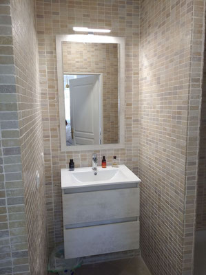 Ensemble meuble de salle de bain modèle béton blanc, vasque  et miroir avec son éclairage à Hyères. Modèle Rivage effet béton blanc