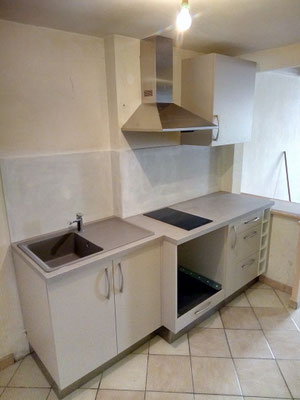 Cuisine à Carnoules modèle glacé cachemire et plan de travail stratifié béton taloché