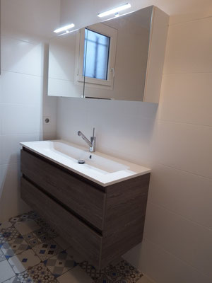 Meuble de salle de bain à Cuers avec façades modèle les sciés gris en mélaminé décor structuré chêne scié avec fil horizontal