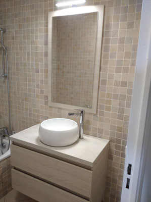 Ensemble meuble de salle de bain modèle scié blanc, plan de travail stratifié béton blanc et miroir avec éclairage LED sur le contour