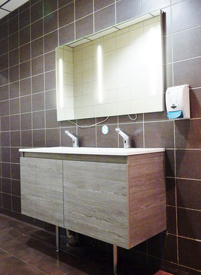 Meuble de salle de bain dans les toilettes homme et femme de votre restaurant FLUNCH à Hyères