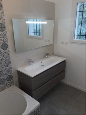 Ensemble meuble de salle de bain, vasque à poser et miroir  avec son éclairage à Solliès-Toucas. Modèle Rivage scié gris