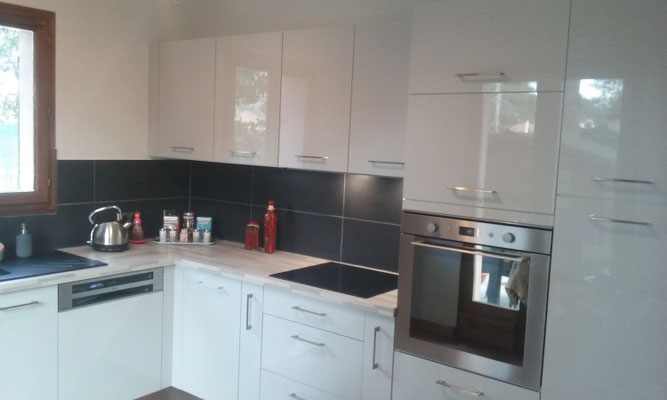 Cuisine à Sanary façades en mélaminé laqué gris perle Les Cristaux plan de travail lamellé gris