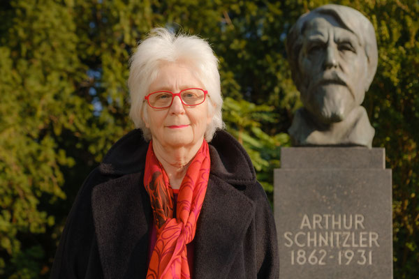 Claudia Erdheim im Türkenschanzpark, Herbst  2021 (Foto Johannes Reisegger)