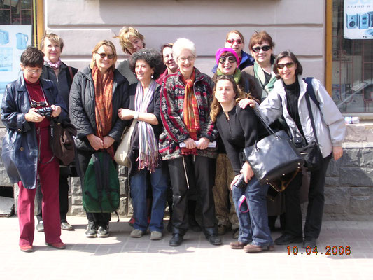 Lemberg 2006, Reisegesellschaft unter Claudia Erdheims Leitung vor dem Scholem Aljechem Haus