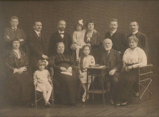 Familie Erdheim ca 1914. Stehend: Jakob, Adolf, Oskar, Tony mit Kamilla, Sigmund, Peter. Sitzend: Pauline, Esther, Tea. Moses Hersch, Sophie.la