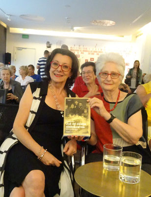 Jola Wolski, Journalistin, und Claudia Erdheim in Warschau bei der Präsentation der polnischen Übersetzung von "Längst nicht mehr koscher", 2017