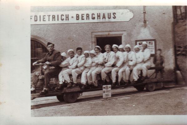 Im Salzbergwerk ca 1953, in der Mitte Tea ohne Kappe, vor ihr Maria und davor Claudia