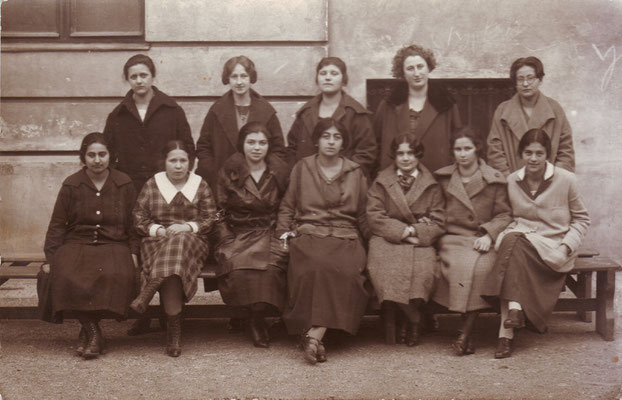 8. Klasse des Währinger Mädchenrealgymnasiums, Dezember 1924, ganz rechts stehend: Tea Erdheim