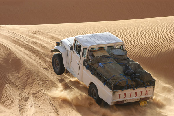 Driving in the dunes / Libya